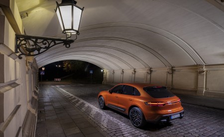 2022 Porsche Macan S (Color: Papaya Metallic) Rear Three-Quarter Wallpapers 450x275 (86)