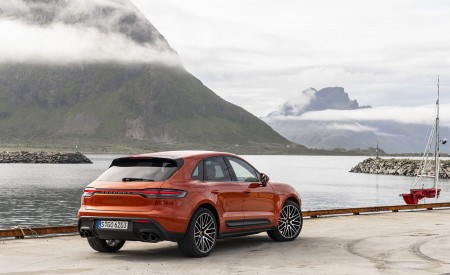 2022 Porsche Macan S (Color: Papaya Metallic) Rear Three-Quarter Wallpapers 450x275 (165)