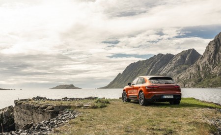 2022 Porsche Macan S (Color: Papaya Metallic) Rear Three-Quarter Wallpapers 450x275 (157)