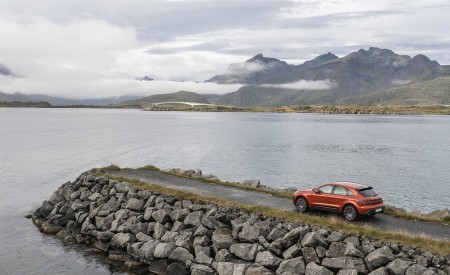 2022 Porsche Macan S (Color: Papaya Metallic) Rear Three-Quarter Wallpapers 450x275 (169)