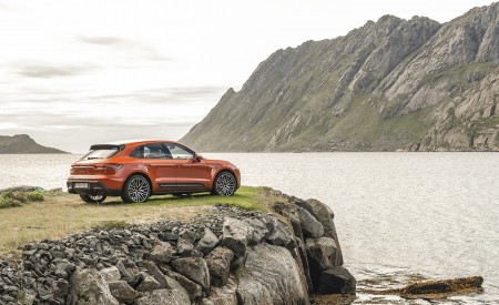 2022 Porsche Macan S (Color: Papaya Metallic) Rear Three-Quarter Wallpapers 450x275 (158)