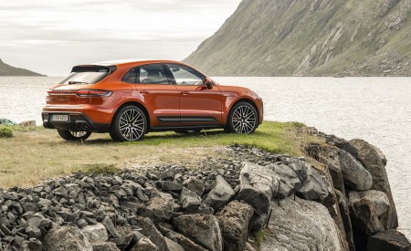 2022 Porsche Macan S (Color: Papaya Metallic) Rear Three-Quarter Wallpapers 450x275 (159)