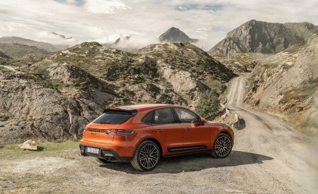 2022 Porsche Macan S (Color: Papaya Metallic) Rear Three-Quarter Wallpapers 450x275 (134)