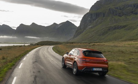 2022 Porsche Macan S (Color: Papaya Metallic) Rear Three-Quarter Wallpapers 450x275 (119)