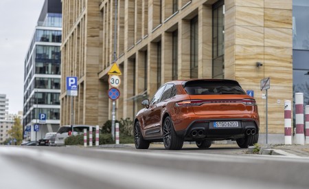 2022 Porsche Macan S (Color: Papaya Metallic) Rear Three-Quarter Wallpapers 450x275 (77)