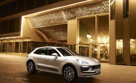 2022 Porsche Macan S (Color: White) Front Three-Quarter Wallpapers 450x275 (16)