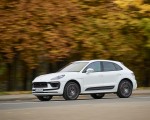 2022 Porsche Macan S (Color: White) Front Three-Quarter Wallpapers 150x120 (10)