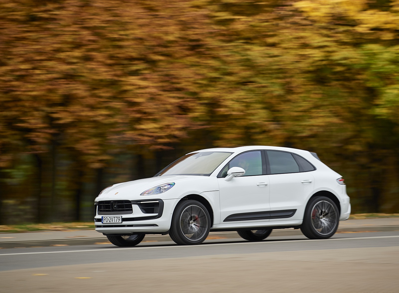 2022 Porsche Macan S (Color: White) Front Three-Quarter Wallpapers (10)