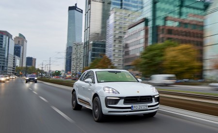 2022 Porsche Macan S (Color: White) Front Three-Quarter Wallpapers 450x275 (6)