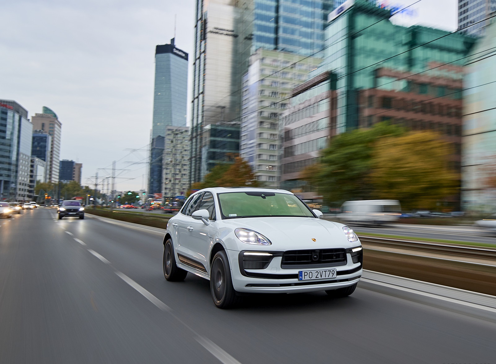 2022 Porsche Macan S (Color: White) Front Three-Quarter Wallpapers (6)