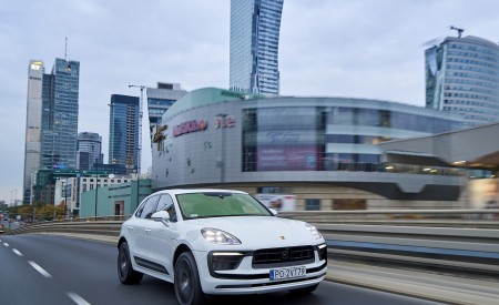 2022 Porsche Macan S (Color: White) Front Three-Quarter Wallpapers 450x275 (3)