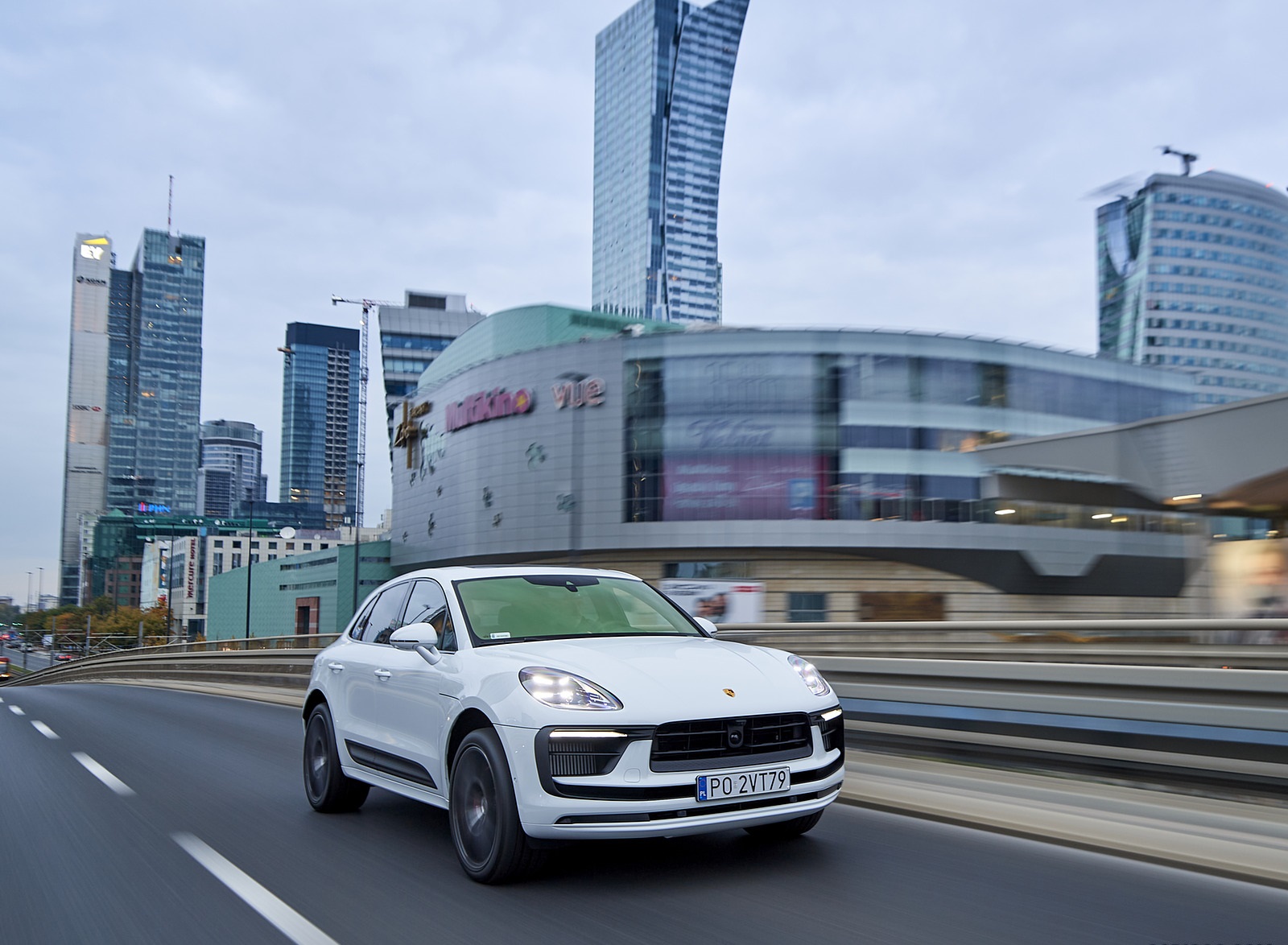 2022 Porsche Macan S (Color: White) Front Three-Quarter Wallpapers (3)