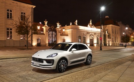 2022 Porsche Macan S (Color: White) Front Three-Quarter Wallpapers 450x275 (15)