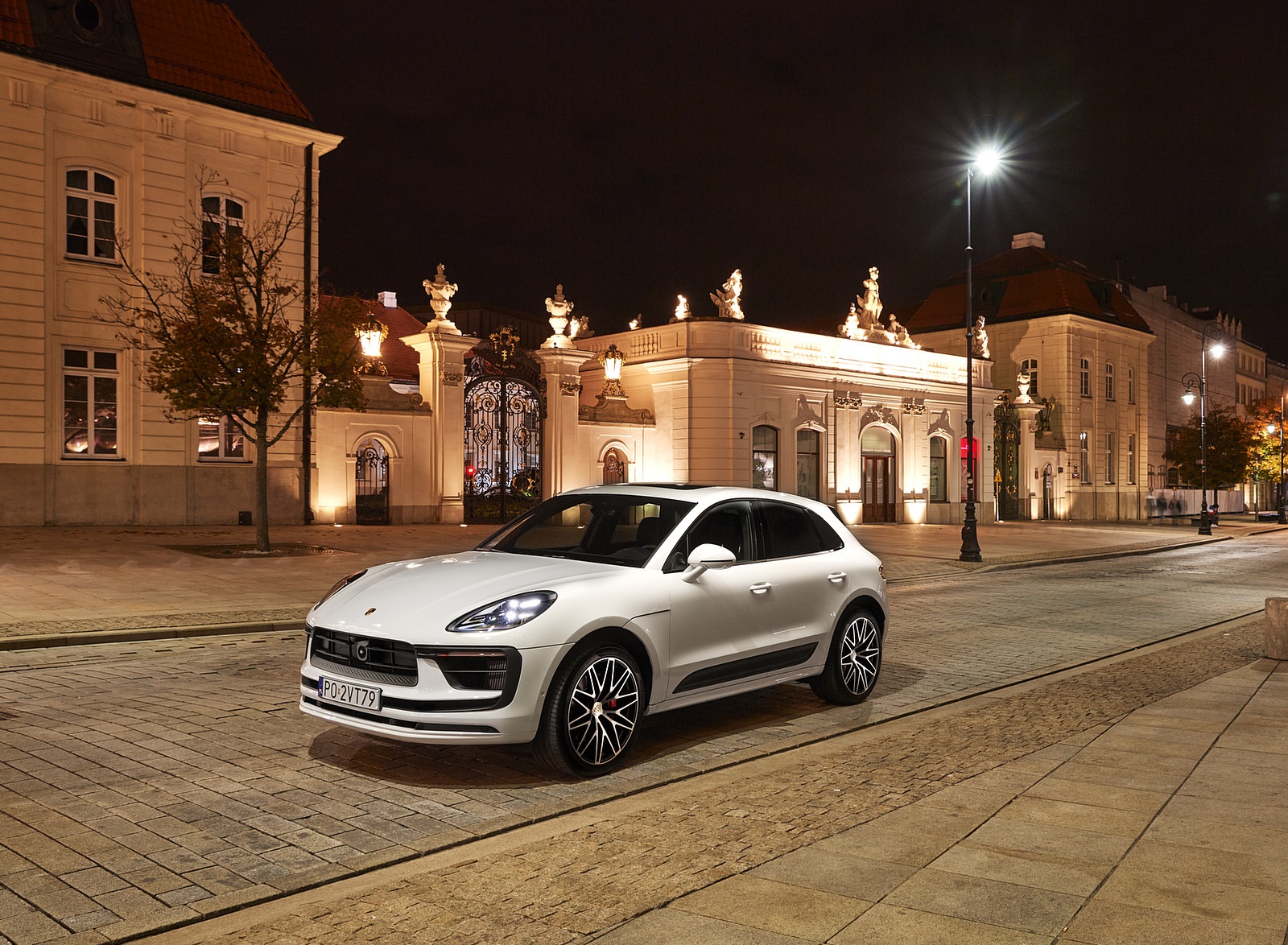 2022 Porsche Macan S (Color: White) Front Three-Quarter Wallpapers (15)