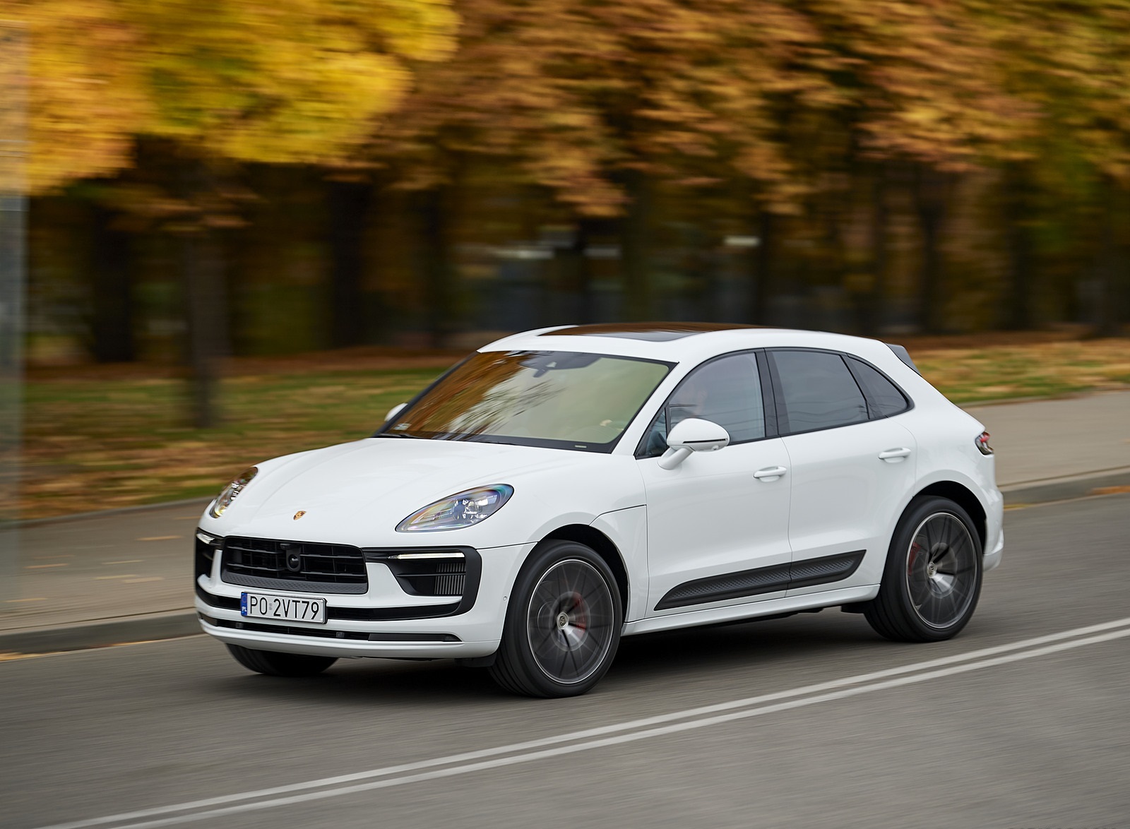 2022 Porsche Macan S (Color: White) Front Three-Quarter Wallpapers (11)