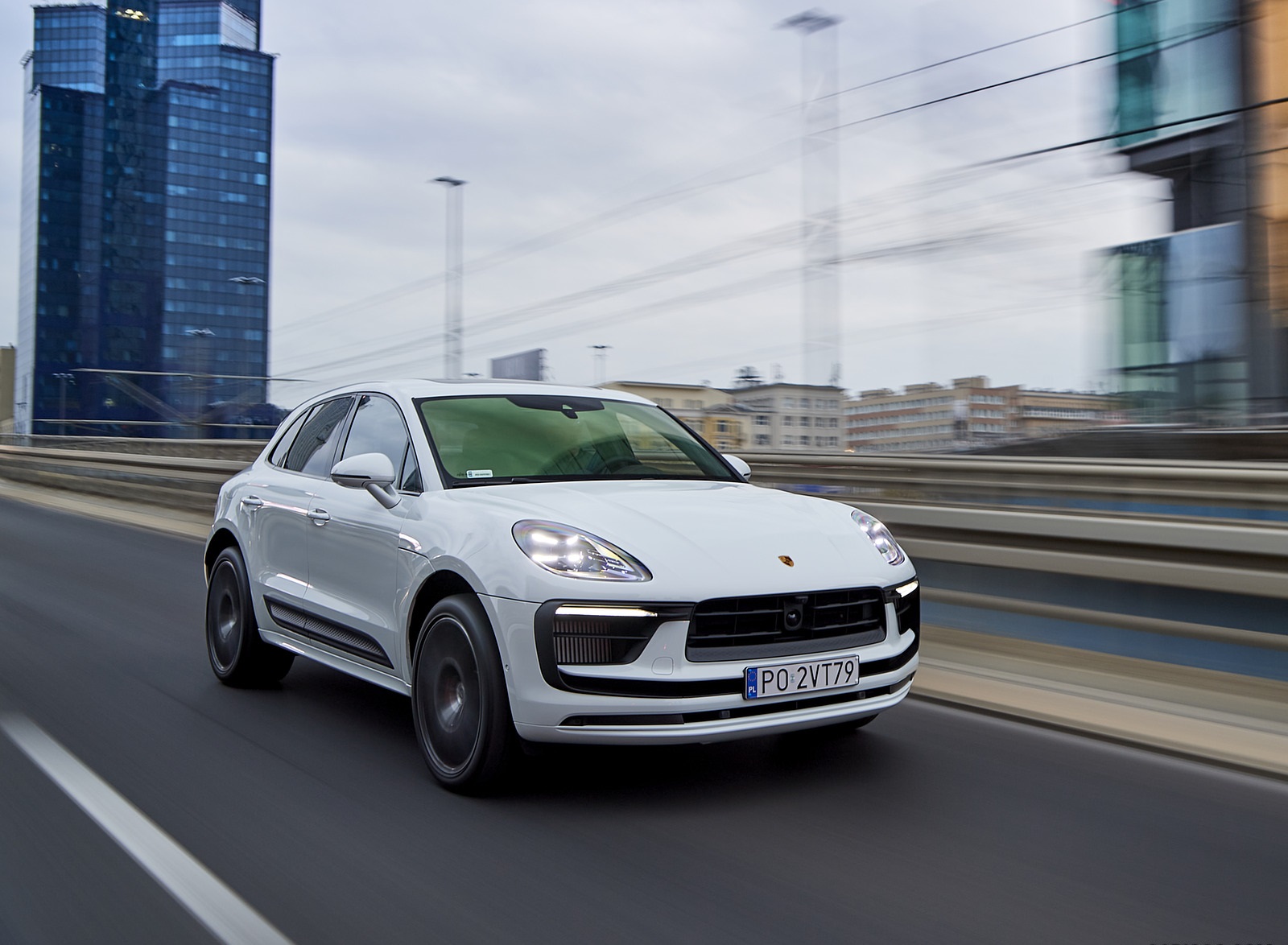 2022 Porsche Macan S (Color: White) Front Three-Quarter Wallpapers (7)