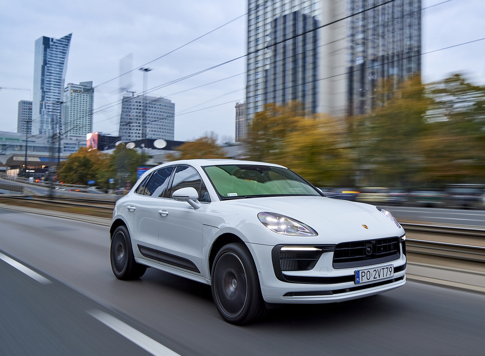 2022 Porsche Macan S (Color: White) Front Three-Quarter Wallpapers (1)