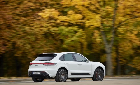 2022 Porsche Macan S (Color: White) Rear Three-Quarter Wallpapers 450x275 (12)