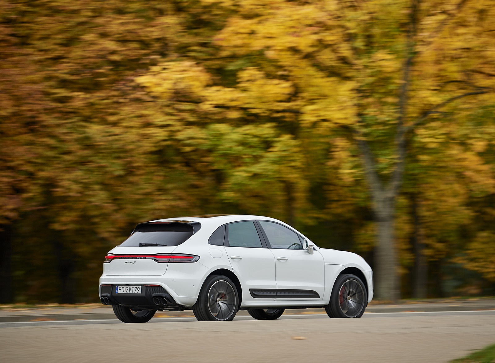 2022 Porsche Macan S (Color: White) Rear Three-Quarter Wallpapers (12)