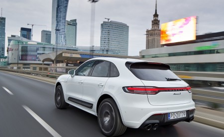 2022 Porsche Macan S (Color: White) Rear Three-Quarter Wallpapers 450x275 (2)