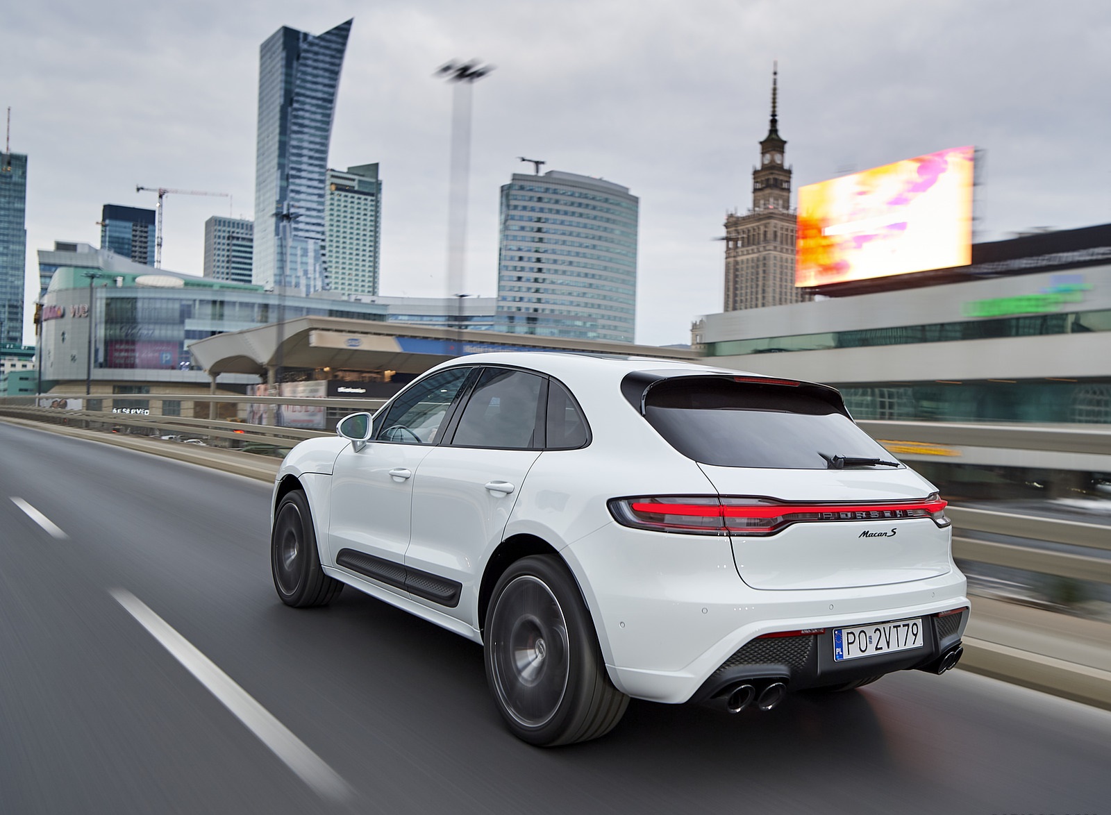 2022 Porsche Macan S (Color: White) Rear Three-Quarter Wallpapers (2)