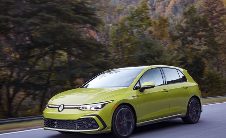 2022 Volkswagen Golf GTI (US-Spec) Front Three-Quarter Wallpapers 450x275 (72)