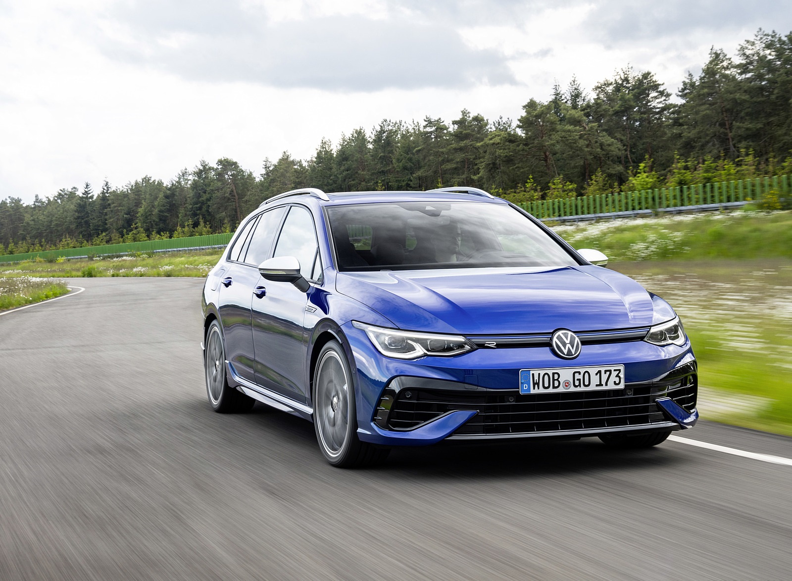 2022 Volkswagen Golf R Estate Front Three-Quarter Wallpapers (6)