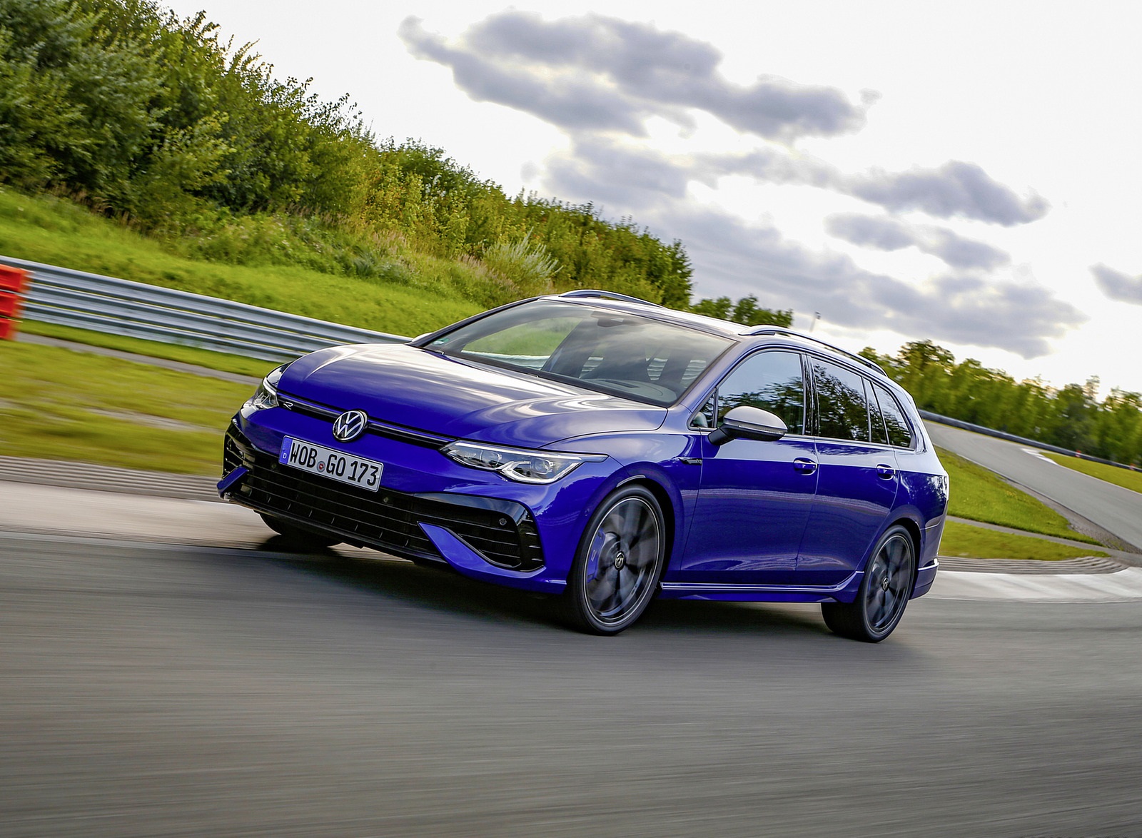 2022 Volkswagen Golf R Estate Front Three-Quarter Wallpapers (4)