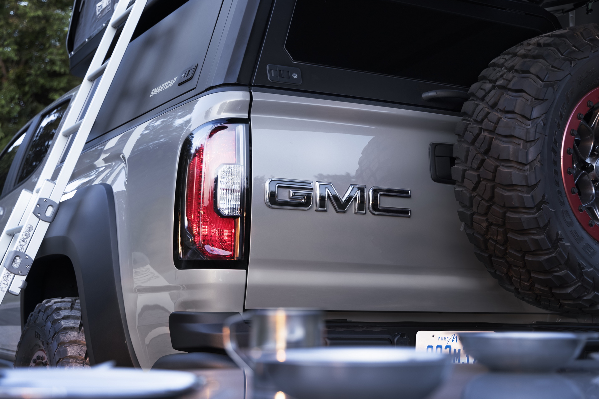 2021 GMC Canyon AT4 OVRLANDX Concept Tail Light Wallpapers (11)