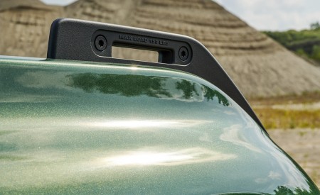 2022 Ford Bronco 4-Door (Color: Eruption Green) Detail Wallpapers 450x275 (43)