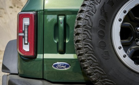2022 Ford Bronco 4-Door (Color: Eruption Green) Detail Wallpapers 450x275 (49)