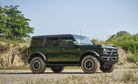 2022 Ford Bronco 4-Door (Color: Eruption Green) Front Three-Quarter Wallpapers 450x275 (33)