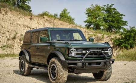 2022 Ford Bronco 4-Door (Color: Eruption Green) Front Three-Quarter Wallpapers 450x275 (31)