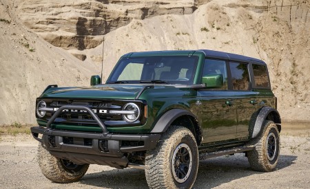 2022 Ford Bronco 4-Door (Color: Eruption Green) Front Three-Quarter Wallpapers 450x275 (32)