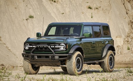 2022 Ford Bronco 4-Door (Color: Eruption Green) Front Three-Quarter Wallpapers 450x275 (30)
