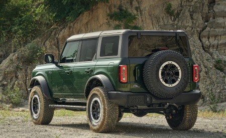 2022 Ford Bronco 4-Door (Color: Eruption Green) Rear Three-Quarter Wallpapers 450x275 (37)