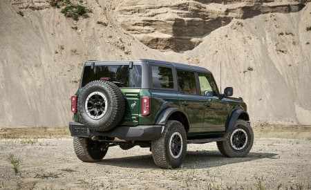 2022 Ford Bronco 4-Door (Color: Eruption Green) Rear Three-Quarter Wallpapers 450x275 (38)