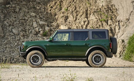 2022 Ford Bronco 4-Door (Color: Eruption Green) Side Wallpapers 450x275 (34)