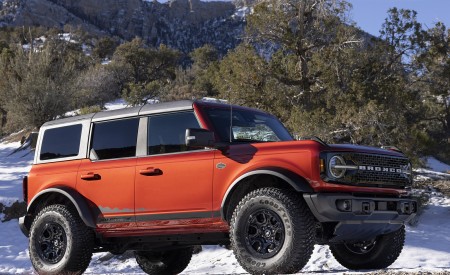 2022 Ford Bronco Wildtrak 4-Door Front Three-Quarter Wallpapers 450x275 (10)