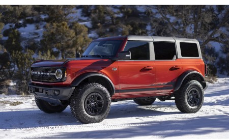 2022 Ford Bronco Wildtrak 4-Door Front Three-Quarter Wallpapers 450x275 (12)