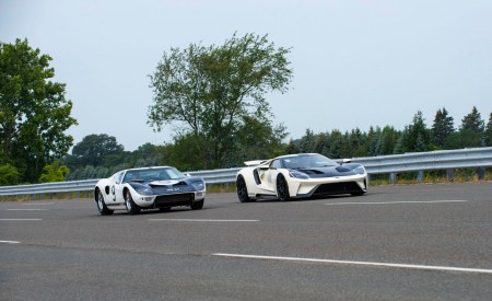 2022 Ford GT 64 Heritage Edition and 1964 Ford GT Prototype Front Three-Quarter Wallpapers 450x275 (12)