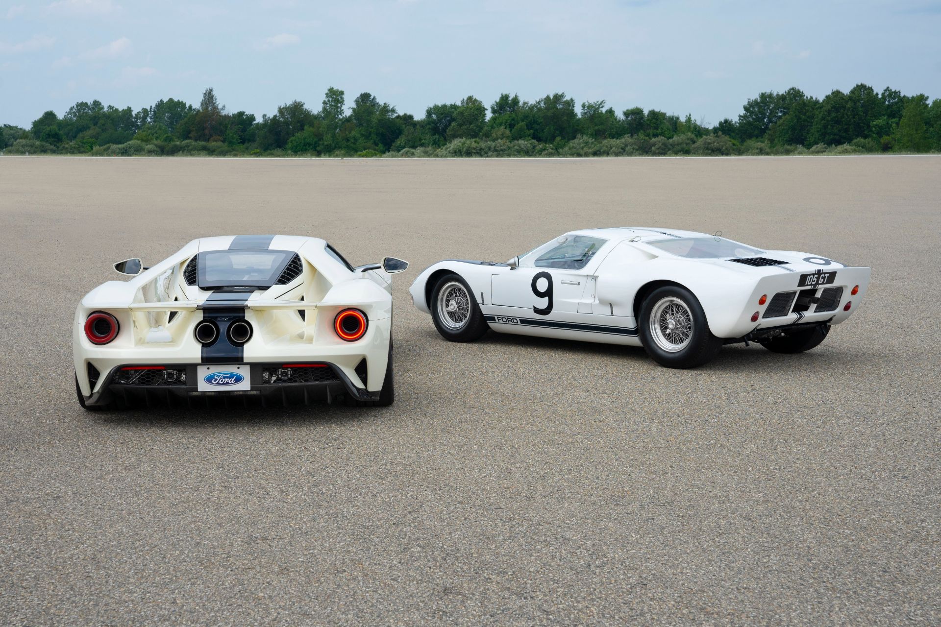 Download 2022 Ford GT '64 Heritage Edition and 1964 Ford GT40 Prototype Rear Wallpapers #20 of 39