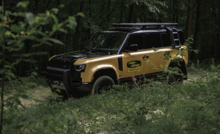 2022 Land Rover Defender Trophy Edition Front Three-Quarter Wallpapers 450x275 (5)