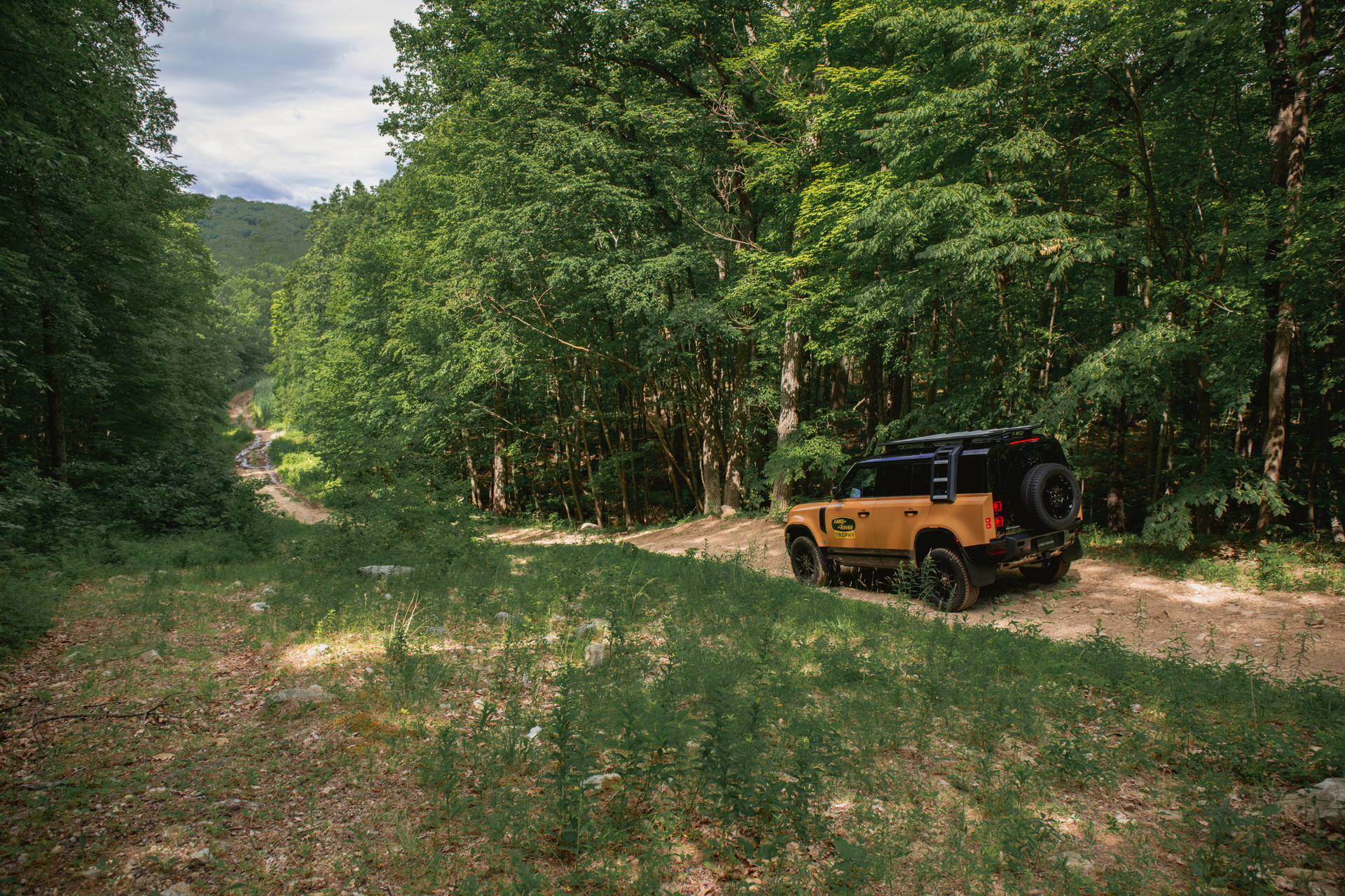 2022 Land Rover Defender Trophy Edition Rear Three-Quarter Wallpapers (6)