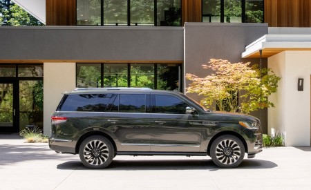 2022 Lincoln Navigator Black Label Central Park (Color: Manhattan Green) Side Wallpapers 450x275 (35)