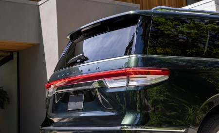 2022 Lincoln Navigator Black Label Central Park (Color: Manhattan Green) Tail Light Wallpapers 450x275 (39)