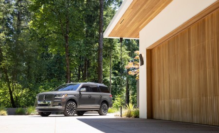 2022 Lincoln Navigator Black Label Invitation (Color: Chroma Caviar) Front Three-Quarter Wallpapers 450x275 (50)