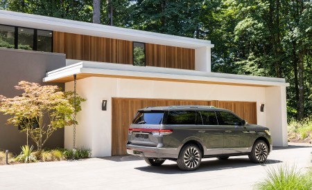 2022 Lincoln Navigator Black Label Invitation (Color: Chroma Caviar) Rear Three-Quarter Wallpapers 450x275 (51)