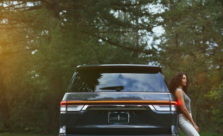 2022 Lincoln Navigator Black Label Invitation (Color: Chroma Caviar) Rear Wallpapers 450x275 (54)