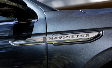 2022 Lincoln Navigator Reserve (Color: Flight Blue) Badge Wallpapers 450x275 (14)